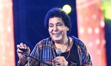حضور مؤمن زكريا رغم مرضه ومطالب بغناء «حدوتة مصرية».. أبرز لقطات حفل محمد منير بالساحل الشمالي