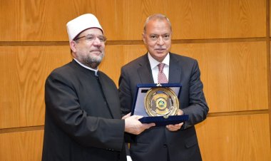 محافظ القليوبية يهدي درع المحافظة لوزير الأوقاف