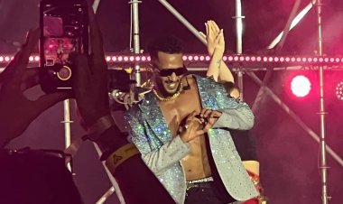 «غير إطلالته مع كل أغنية وسيدة تحاول تخطي الجمهور للوصول له».. لقطات من حفل محمد رمضان بالعلمين الجديدة