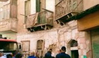 انهيار سلم يربط بين طابقين بمبنى بشارع البحر الأعظم بالجيزة.. صور