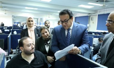 وزير الصحة يتفقد الامتحانات التحريرية للأطباء الملتحقين ببرنامج الزمالة المصرية