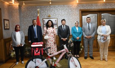 وزير الرياضة يكرِم فتاة ديليفري الإسكندرية ويهديها دراجة