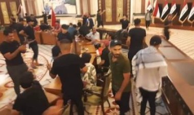 عاجل.. عراقيون يستولون على بدلة الرئيس العراقي عقب اقتحام غرفة نومه