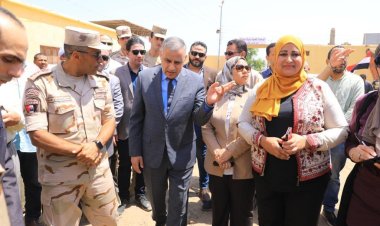 محافظ سوهاج يتفقد مجمع خدمات المواطنين «تحيا مصر»