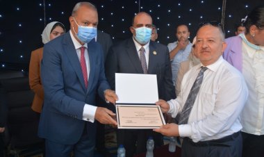 بمناسبة العيد القومي.. محافظ القليوبية يوزع أجهزة كهربائية للعرائس