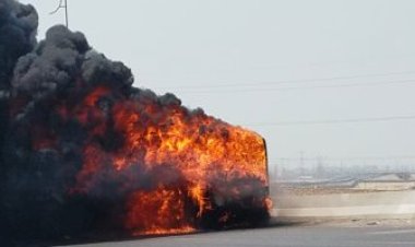 السيطرة على حريق  أتوبيس بالطريق الأوسطي اتجاه حلوان