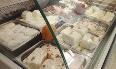 ضبط مواد غذائية مجهولة المصدر داخل محل ألبان بقصر النيل