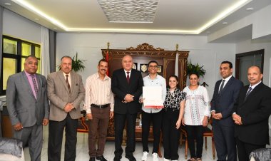 محافظ قنا يكرم الرابع مكرر على مستوى الجمهورية بالثانوية العامة 