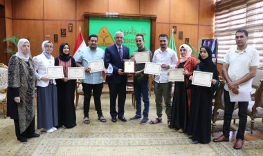 رئيس جامعة المنوفية يسلم الطلاب العرب شهادات التدريب العملي