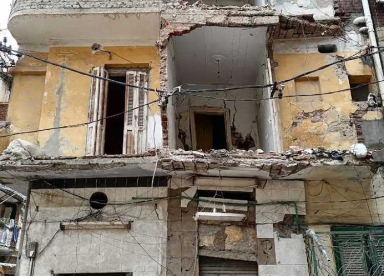 إخلاء عقار آيل للسقوط لخطورته على السكان بشبرا الخيمة