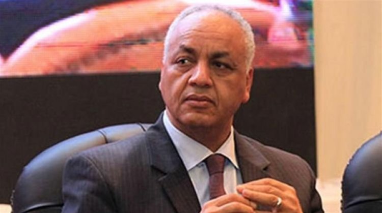 «داخل يهد الصناعة ببلدوزر» .. مصطفى بكري يهاجم وزير قطاع الأعمال السابق