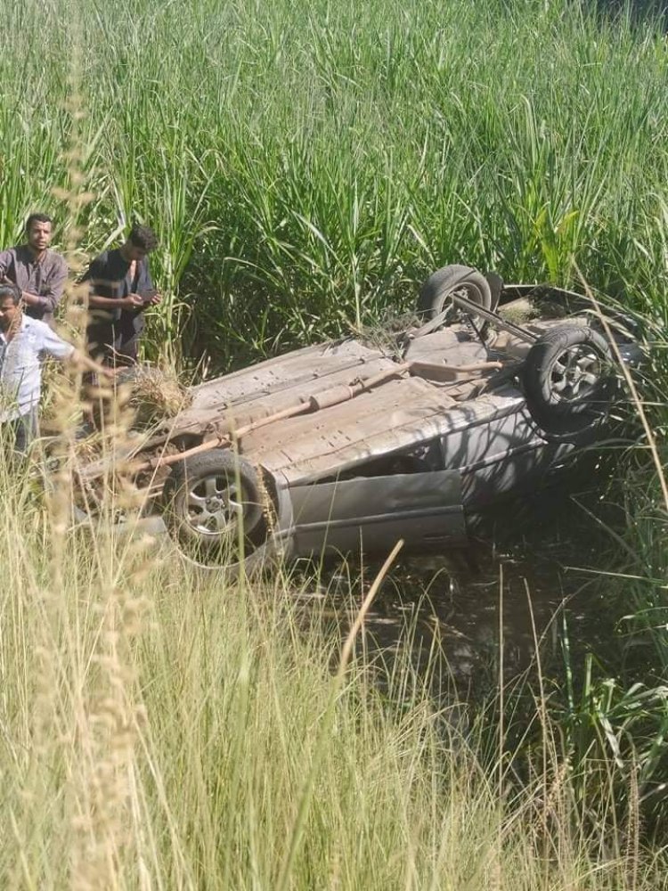 بالأسماء.. مصرع طفل وإصابة والديه إثر انقلاب سيارة ملاكي بقنا