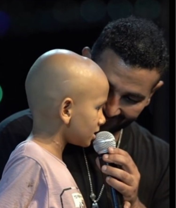 أحمد سعد يلبي رغبة طفل مريض بالسرطان ويغني معه «صاحبي يا جدع»: الحقيقة طلعت أصعب من الإعلان