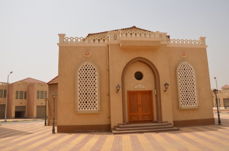 اليوم.. مزاد علني لبيع محال تجارية وصيدلية في السوق التونسي بمدينة 15 مايو