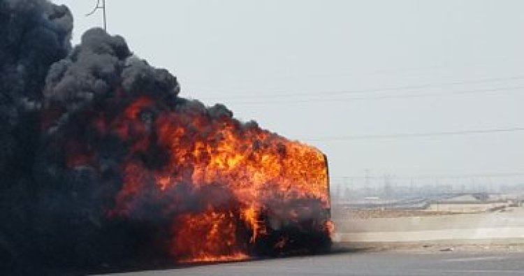 السيطرة على حريق  أتوبيس بالطريق الأوسطي اتجاه حلوان