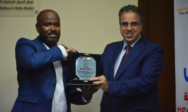 مركز الحوار يكرم رئيس المنظمة الاجتماعية للمرأة والشباب اليمني