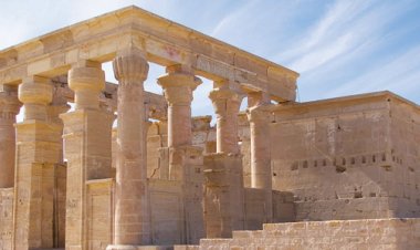 بعد ساعات قليلة.. تعامد الشمس على معبد هيبس بالخارجة