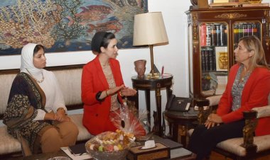 وزيرة الثقافة تستقبل وفد مؤسسة «حياة كريمة»