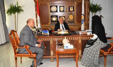 محافظ قنا يواصل استقبال المواطنين بمكتبه لبحث مشكلاتهم