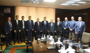 وزير الكهرباء يتابع مع نائب الرئيس التنفيذي لشركة شنايدر إلكتريك سير الأعمال بمراكز التحكم