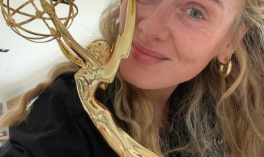 أديل تحتفل بجائزة إيمي: «فخورة بالـ EGO»