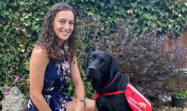 كلب يحذر مالكته من إصابتها بنوبة صرع قبل حدوثها