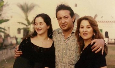 أسرة الراحل نور الشريف تتخلى عن مقتنياته.. «تباع على الأرصفة بالشوارع»