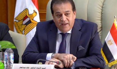 وزير الصحة يكرم طاقم سيارة إسعاف بمحافظة سوهاج