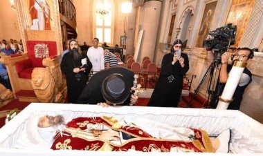 شاهد كيف ودع البابا تواضروس الأنبا إيساك خلال صلوات التجنيز