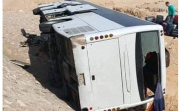 ننشر أسماء ضحايا انقلاب أتوبيس سياحي بأسوان.. 3 وفيات و13 مصابًا