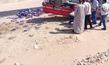 انقلاب سيارة محملة بـ«البيض» أعلى صحراوي قنا.. صور