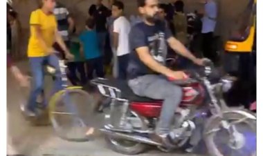 بسبب «طيش» سواقة  شباب.. إصابة سيدة وتدمير محل ملابس