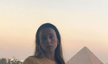 الإسبانية إستر إكسبوزيتو نجمة «Elite» تستمتع بإجازاتها الصيفية في القاهرة وتزور الأهرامات