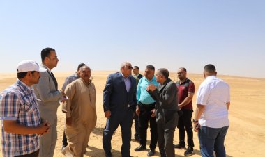 محافظ الوادي الجديد يتفقد مشروع تثبيت وزراعة الغرود الرملية بالخارجة