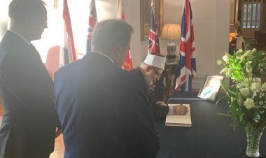 وكيل الأزهر يقدم واجب العزاء في وفاة الملكة اليزابيث الثانية