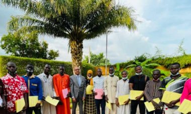 السفير المصري في واجادوجو يستقبل الطلاب البوركينيين المقبولين في المنح الدراسية المقدمة من الأزهر