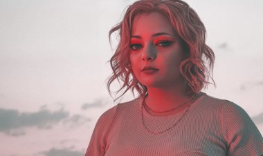 هالة تأخذ الجمهور في رحلة موسيقية حالمة بأغنية وفيديو «مش مستاهلة»