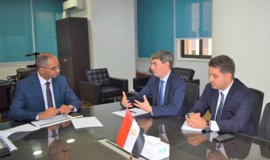 الإسكان: نبحث مع بنك الاستثمار الأوروبي موقف مشروعات المياه والصرف الجار تنفيذها