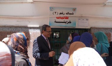 رئيس جامعة سوهاج يتابع التسكين الورقي للطالبات القدامى بالمدن الجامعية