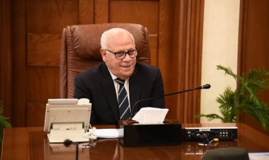 محافظ بورسعيد يقدم التهنئة للسباح أحمد أسامة لنجاحه في عبور المانش