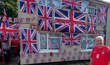 بريطانيون يزينون منازلهم بالأعلام لتكريم الملكة اليزابيث الثانية