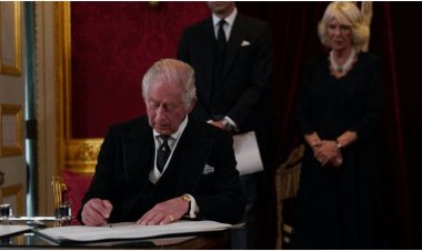 «يا إلهي أنا أكره هذا القلم »..قلم حبر يضع الملك تشارلز الثالث في موقف حرج                      