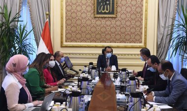 رئيس الوزراء يتابع مع وزيري الآثار والطيران المدني إجراءات تنشيط حركة السياحة الوافدة