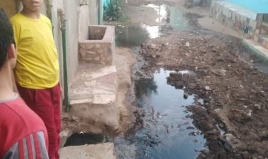 استغاثة أهالي قرية الشموت ببنها:  «المقابر والشوارع غرقت في مياه المجاري»