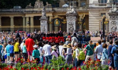 الملكة إليزابيث تغادر قصر باكنجهام على عربة حملت نعش والدها الملك جورج