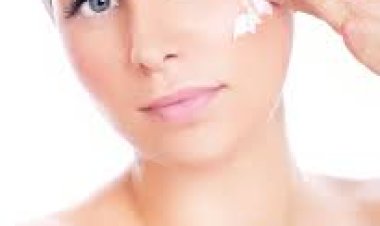 المرطب والمقشر وواقي الشمس .. كيفية الحفاظ على نضارة البشرة في فصل الخريف