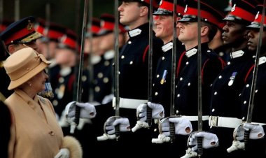 سبب منع الأمير هاري من ارتداء الزي العسكري والسماح لـ«أندرو» بجنازة إليزابيث الثانية