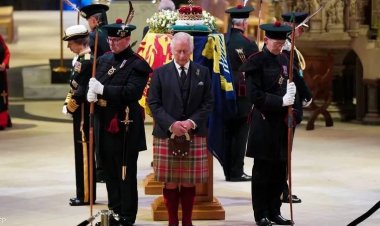 سر ارتداء الملك تشارلز الثالث تنورة قصيرة خلال إلقائه نظرة على نعش والدته