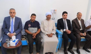 محافظ سوهاج يؤدي واجب العزاء لأسرة الشهيد «حسيب عبدالناصر»