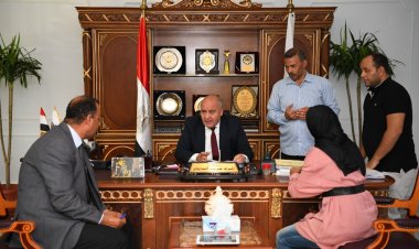 محافظ قنا يواصل استقبال المواطنين بمكتبه للاستماع إلى شكواهم 
